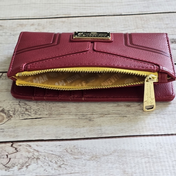 Loungefly | Marvel Endgame x Iron Man Arc Reactor Wallet - Picture 4 of 4